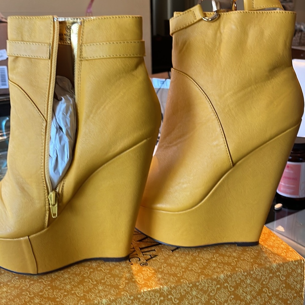Size 10 mustard yellow wedges Sandler very cute Mona Mia collection - Picture 3 of 4